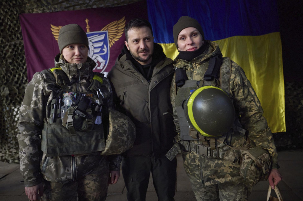 Volodymyr Zelenskyj s ukrajinskými vojačkami v oslobodenom meste Slavjansk v Doneckej oblasti. Aj toto územie chce Rusko získať späť pod svoju kontrolu. FOTO: TASR/AP