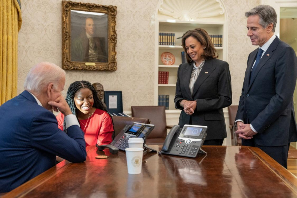 Prezident Joe Biden spolu so Cherelle Griner (manželka väznenej) telefonujú s basketbalistkou Brittney Grinerovou. FOTO: Reuters