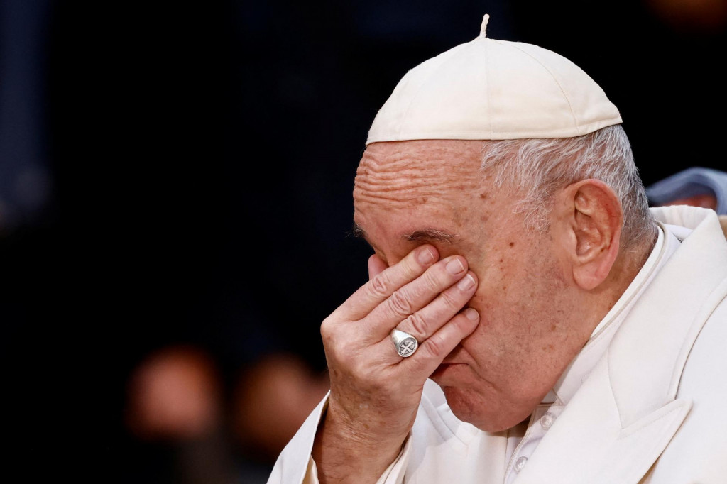 Plačúci pápež František, ktorého rozcítila téma vojny na Ukrajine. FOTO: REUTERS