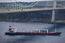 Nákladná loď sa plaví cez Bosporský prieliv. FOTO: TASR/AP
