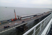 Robotníci opravujú Kerčský most. Po jeho poškodení sa výrazne prehĺbili ruské problémy so zásobovaním. FOTO: TASR/AP