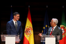 Španielsky premiér Pedro Sanchez a portugalský premiér Antonio Costa. FOTO: Reuters
