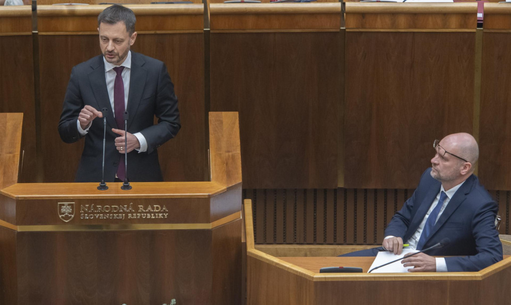 Vpravo &scaron;&eacute;f SaS Richard Sul&iacute;k a vľavo premi&eacute;r Eduard Heger. FOTO: TASR/Martin Baumann