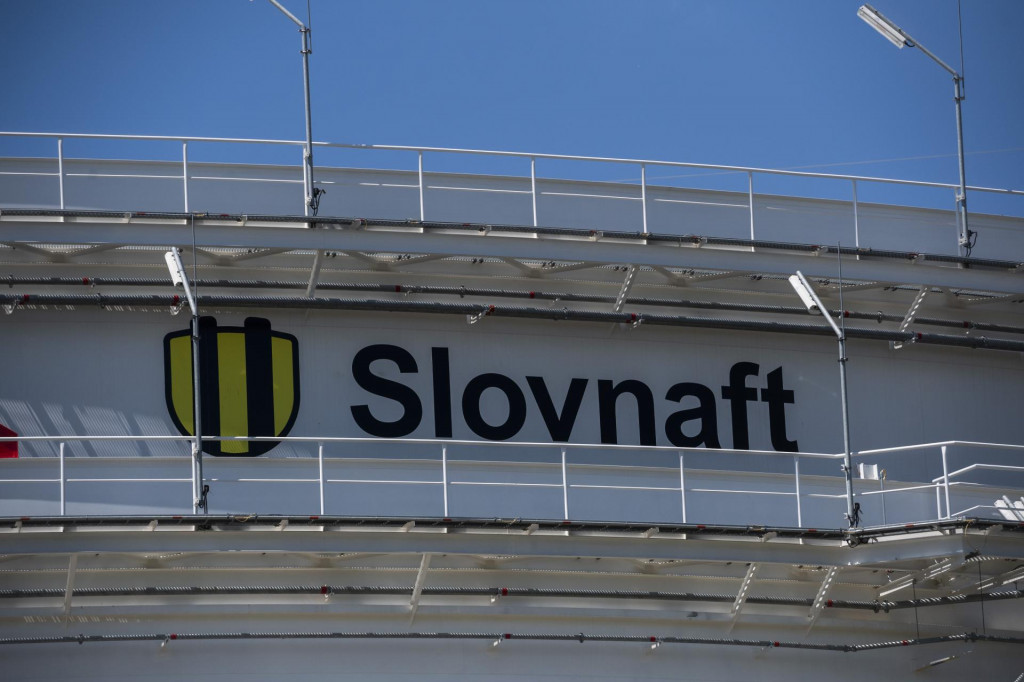 Nádrž na ropu v rafinérii Slovnaft. FOTO: TASR/Jaroslav Novák