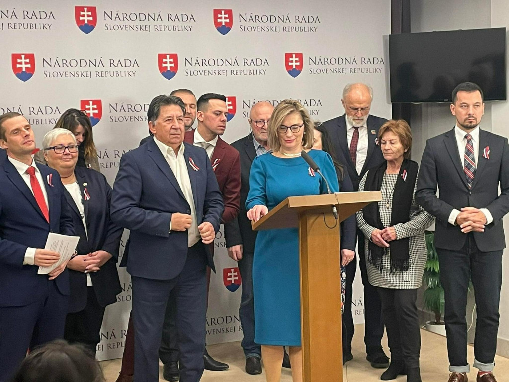 Poslanci žiadaj&uacute; presunutie hlasovania o ned&ocirc;vere vl&aacute;dy. FOTO: HN/Akos Cs&eacute;pl&ouml;