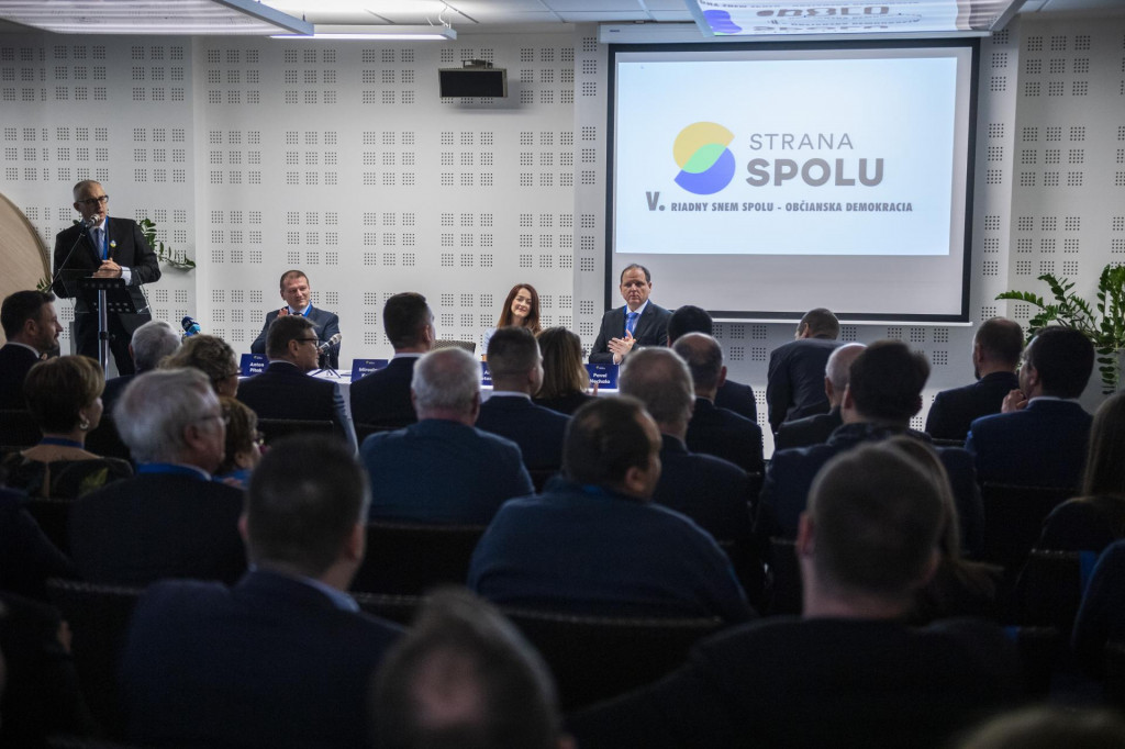 Na sn&iacute;mke vľavo predseda SPOLU Miroslav Koll&aacute;r počas snemu strany Spolu - občianska demokracia k zhodnoteniu komun&aacute;lnych a region&aacute;lnych volieb. Strat&eacute;gia strany pre parlamentn&eacute; voľby. V Senci 10. decembra 2022.

FOTO: TASR/Jaroslav Nov&aacute;k