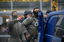 Policajti zasahujúci pri rukojemníckej dráme v Drážďanoch. FOTO: Reuters