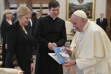 Prezidentka Zuzana Čaputová pápežovi Františkovi venovala niekoľko darov. FOTO: TASR/Kancelária Prezidenta SR