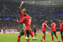 Marocký hráč Youssef En-Nesyri (vpravo) oslavuje po tom, ako strelil úvodný gól vo futbalovom zápase štvrťfinále Maroko - Portugalsko. FOTO: TASR/AP
