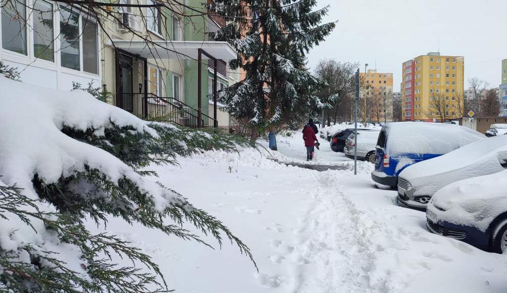 Zasnežený chodník a parkovacia plocha na sídlisku na Michalovskej ulici v košickej mestskej časti Západ. FOTO: TASR/ Diana Semanová