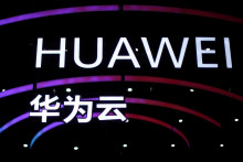 Hoci spoločnosti bližšie nešpecifikujú finančné podmienky transakcie, napriek tomu máme približnú predstavu. Huawei totiž v minulosti zdieľal informácie, že plánuje agresívnejšie speňažovať svoje patentové portfólio. FOTO: Aly Song/Reuters