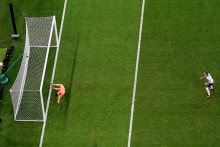 Anglický futbalista Harry Kane prestrelil bránu. FOTO: Reuters