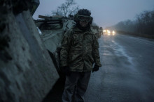 Ukrajinský príslušník stojí vedľa obrneného transportéra uprostred ruského útoku na Ukrajinu v Chersonskej oblasti. FOTO: REUTERS