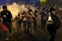 Stúpenci zvrhnutého peruánskeho prezidenta Pedra Castilla počas protestov. FOTO: TASR/AP
