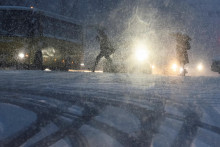 People cross the street amid snowfall as Russia‘s invasion of Ukraine continues, in central Kyiv, Ukraine December 12, 2022. REUTERS/Gleb Garanich SNÍMKA: Gleb Garanich