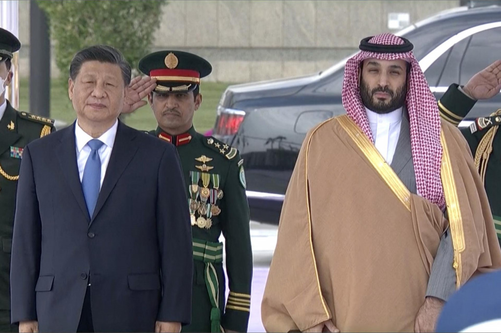 Čínskeho prezidenta Si Ťin-pchinga víta v Rijáde saudskoarabský korunný princ a premiér Mohammed bin Salmán. FOTO: TASR/AP