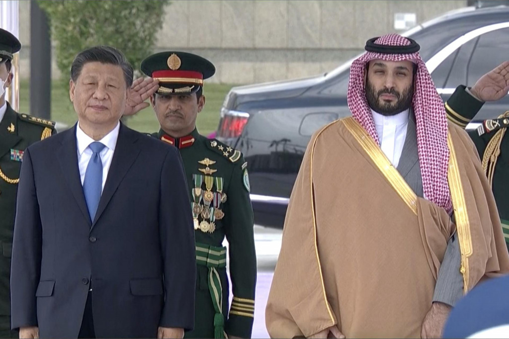 Čínskeho prezidenta Si Ťin-pchinga víta v Rijáde saudskoarabský korunný princ a premiér Mohammed bin Salmán. FOTO: TASR/AP