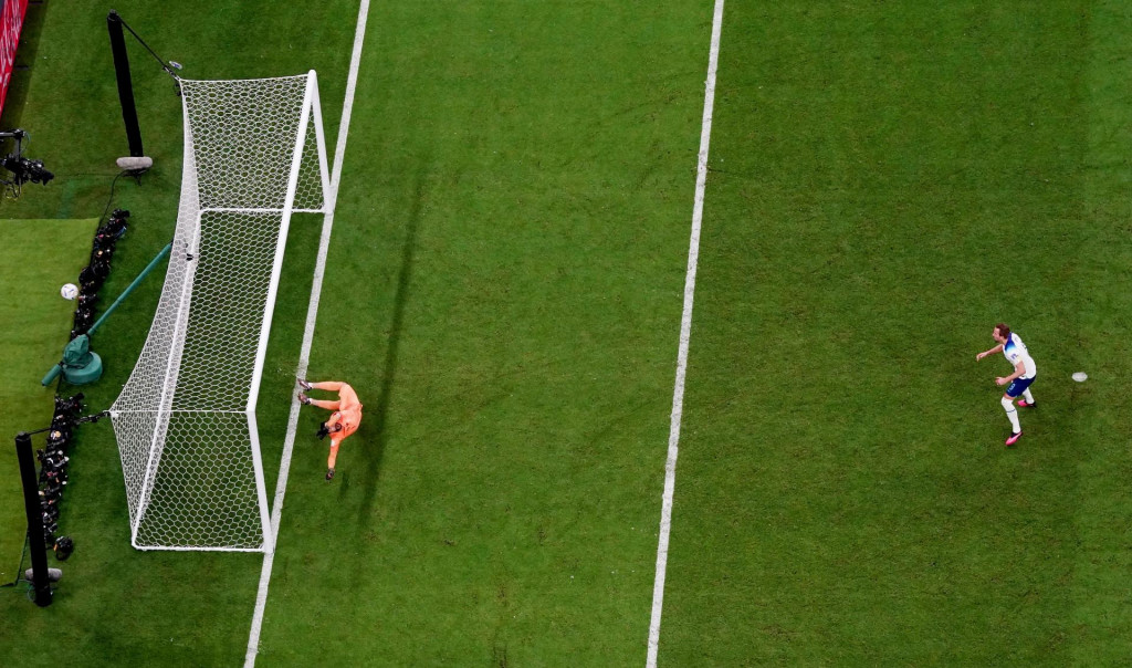 Anglický futbalista Harry Kane prestrelil bránu. FOTO: Reuters