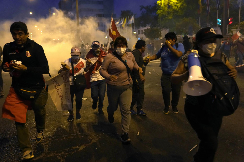 Stúpenci zvrhnutého peruánskeho prezidenta Pedra Castilla počas protestov. FOTO: TASR/AP
