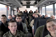 Mladí ruskí vojaci cestou na Ukrajinu. FOTO: REUTERS