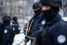 Kosovskí policajti hliadkujú v severnej časti etnicky rozdeleného mesta Mitrovica v Kosove. FOTO: Reuters