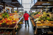 Podľa Martina Tužinského by nižšia DPH na potraviny mohla uškodiť nízkopríjmovým domácnostiam. FOTO: TASR/AP