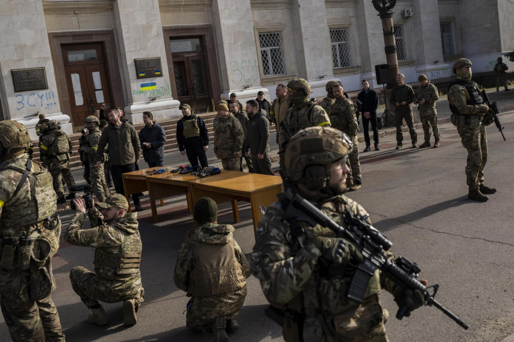 Ukrajinskí vojaci v Chersone. Ide o jedno z miest, ktoré sa Ukrajine podarilo oslobodiť, v mnohých ďalších však zotrvávajú ruské vojská. FOTO: TASR/AP