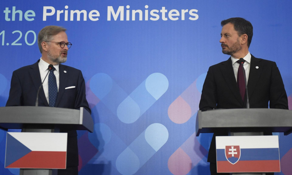 Na snímke zľava český premiér Petr Fiala a slovenský premiér Eduard Heger počas spoločnej tlačovej konferencie po summite predsedov vlád V4 v Košiciach v novembri tohto roka. FOTO: TASR/ F. Iván