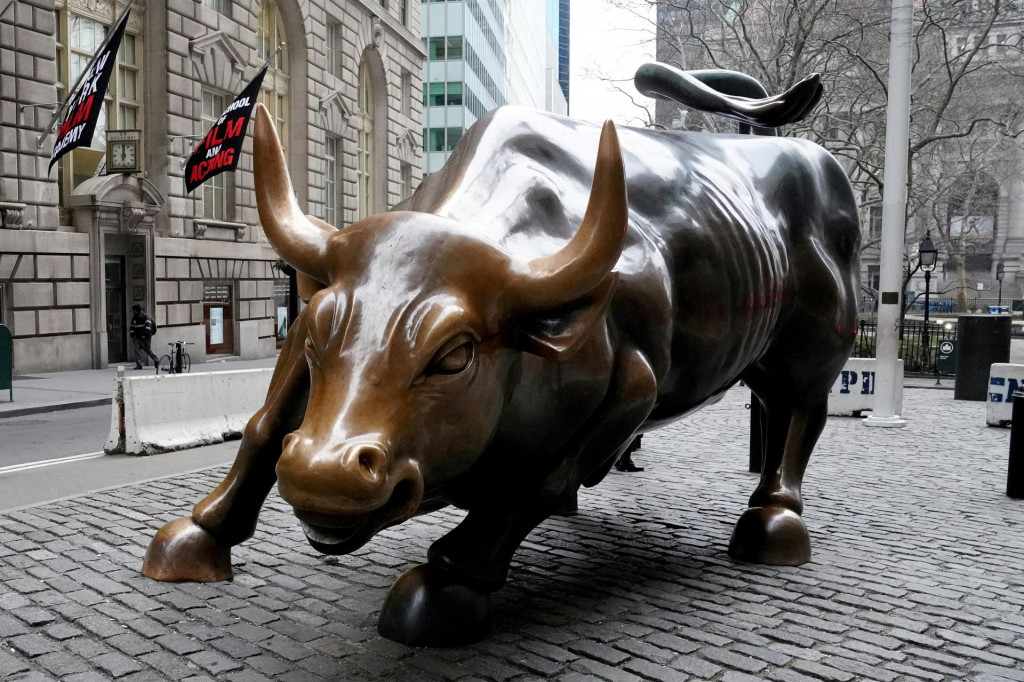 Zúriaci býk na Manhattane je symbolom blahobytu na Wall Street aj v ekonomike vo všeobecnosti. Zmiernenie inflácie je dôvodom na optimizmus finančných trhov. FOTO: Reuters/Carlo Allegri