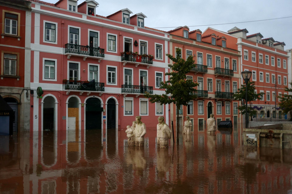 Zaplavené ulice v meste Alges pri Lisabone. FOTO: Reuters