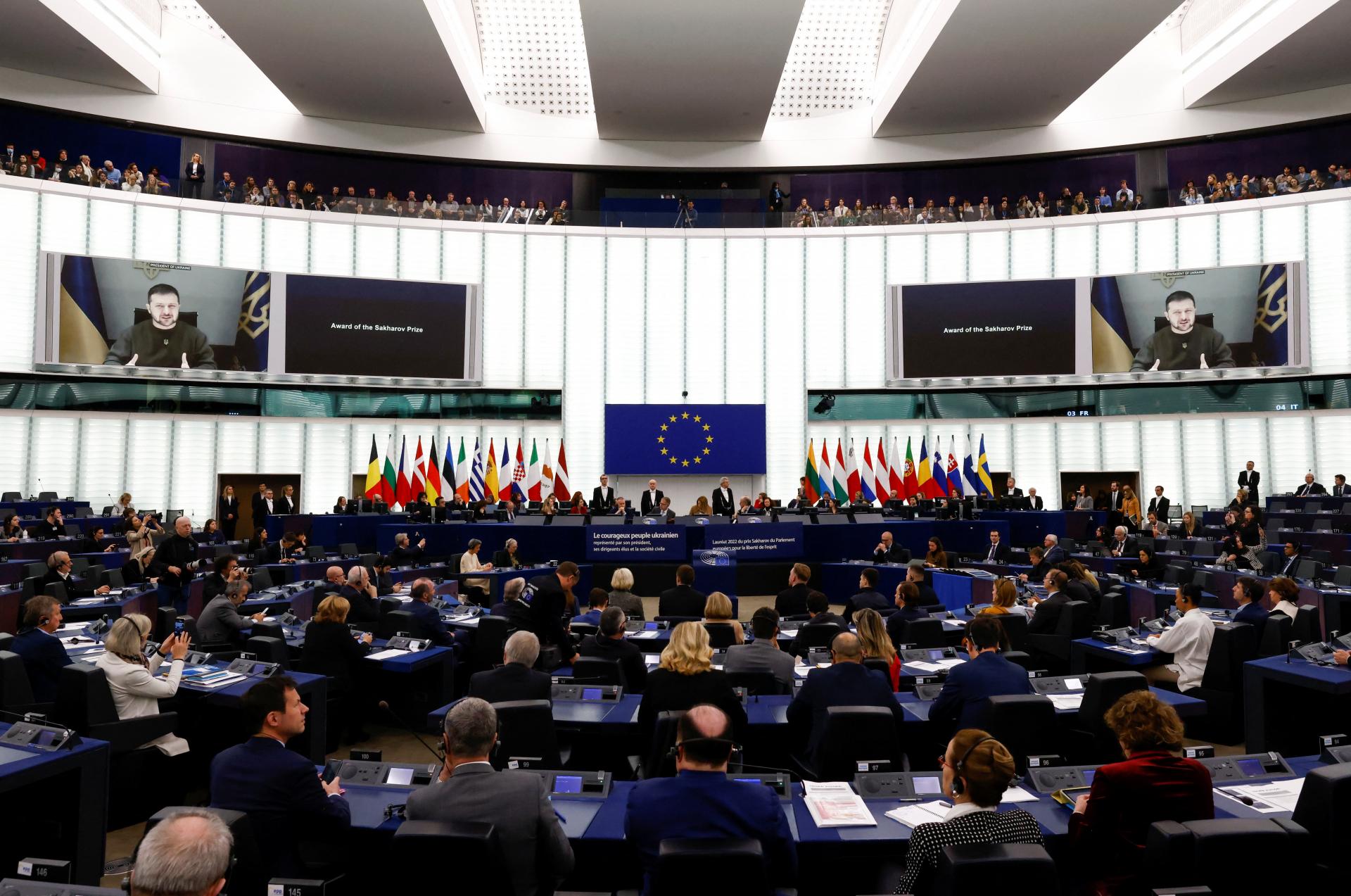 Traja zo štyroch zadržaných v kauze korupcie v europarlamente zostávajú vo väzbe