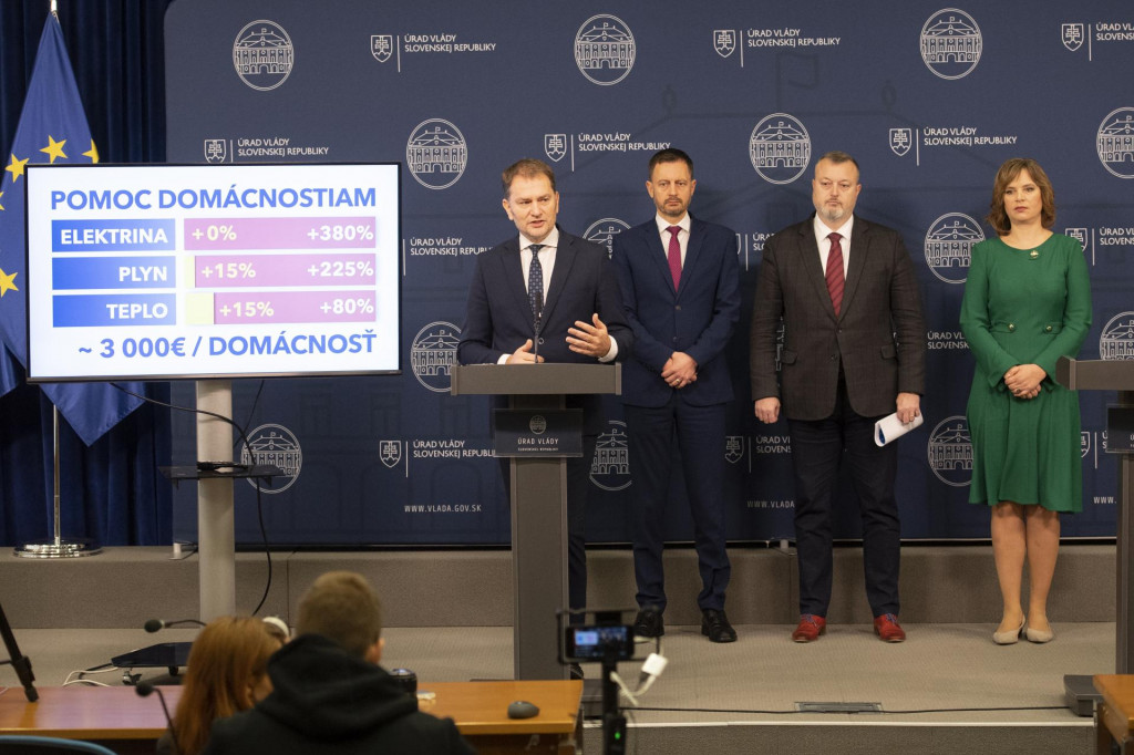 Vl&aacute;da na sn&iacute;mke oznamuje zn&iacute;žen&eacute; ceny energi&iacute;. FOTO: TASR/P. Neubauer