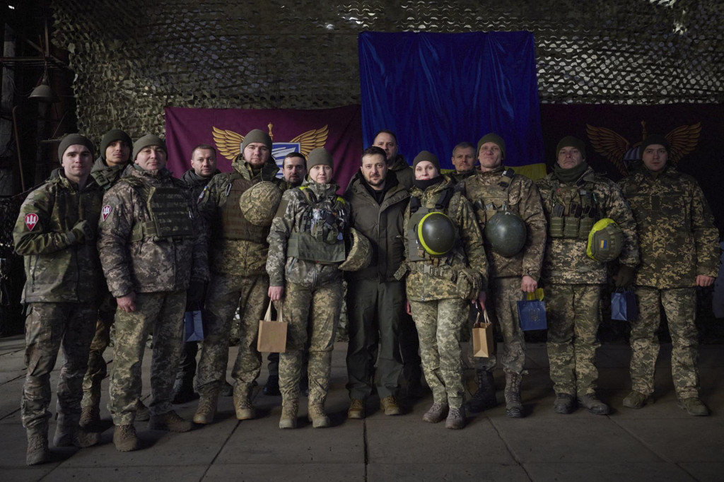 Volodymyr Zelenskyj s ukrajinskými vojakmi. Zdá sa, že boje neutíchnu ani počas sviatkov. FOTO: TASR/AP