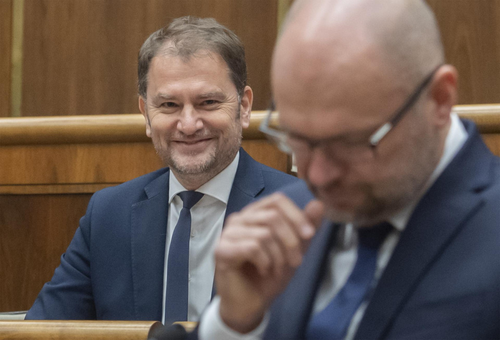 Na sn&iacute;mke vpravo poslanec Richard Sul&iacute;k a vľavo podpredseda vl&aacute;dy a minister financi&iacute; Igor Matovič. TASR/Martin Baumann