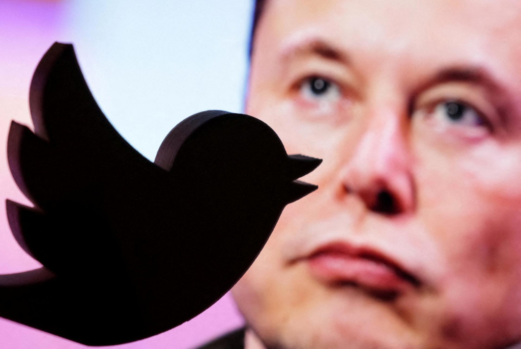 Twitter sa vždy prezentoval ako otvorená platforma. Jeho nový šéf Elon Musk však ukázal, že v minulosti bola pravda iná. FOTO: REUTERS