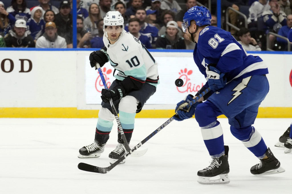 Slovensk&yacute; obranca v drese Tampy Bay Lightning Erik Čern&aacute;k (vpravo) a hr&aacute;č Seattle Kraken Matty Beniers bojuj&uacute; o puk v z&aacute;pase z&aacute;morskej hokejovej NHL Tampa Bay Lightning - Seattle Kraken. FOTO: TASR/AP