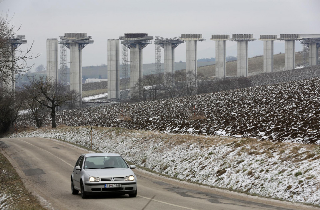 Vodiči od januára zaplatia za využívanie diaľnic o 20 percent viac. FOTO: HN/Peter Mayer