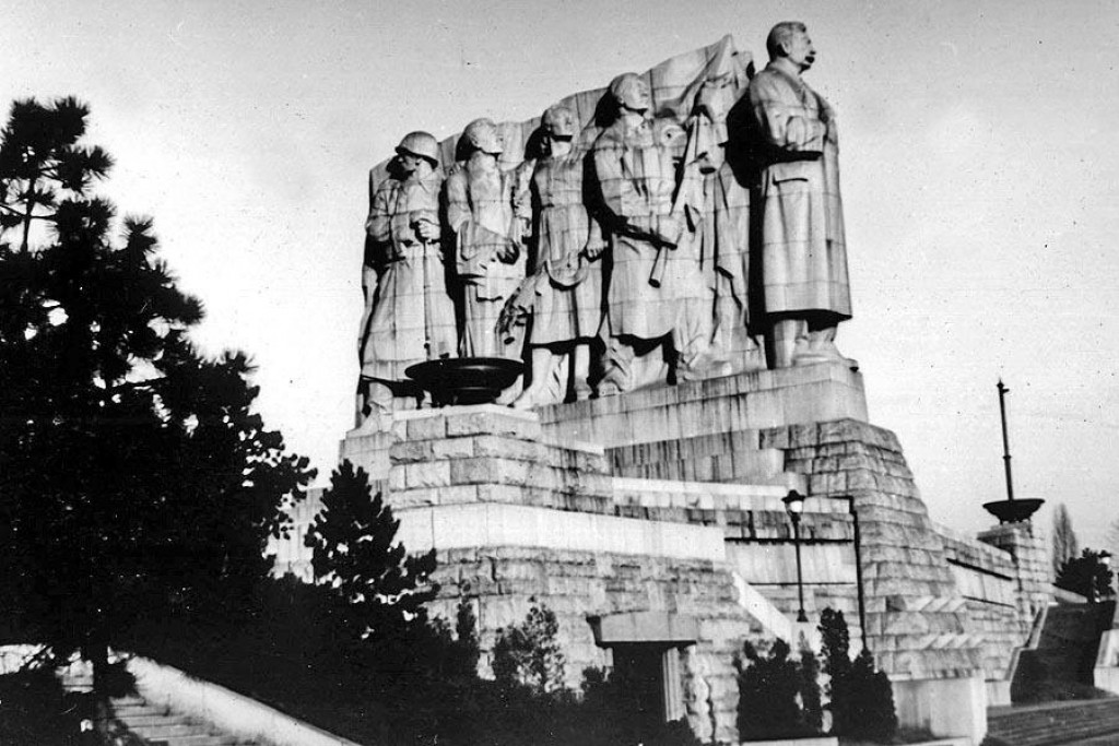 Stalinov obrovský pomník zo žulových kvádrov v Prahe na Letnej na fotografii z polovice 50. rokov minulého storočia.
