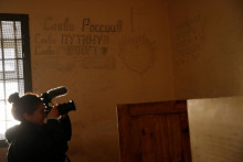 Na stenách mučiarní sa nachádzali aj nápisy ako „Sláva Rusku!“ či „Sláva Putinovi!“ FOTO: REUTERS
