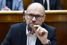 Opozičný poslanec Richard Sulík (SaS) reaguje v pléne po vyslovení nedôvery vláde Eduarda Hegera (OĽANO). FOTO: TASR/Jaroslav Novák
