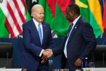 

Prezident USA Joe Biden a prezident Senegalu Macky Sall si podávajú ruky na summite lídrov USA a Afriky. FOTO: Reuters
