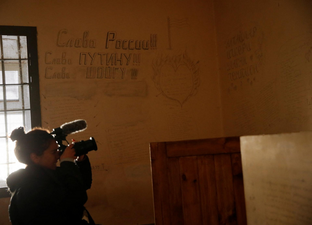 Na stenách mučiarní sa nachádzali aj nápisy ako „Sláva Rusku!“ či „Sláva Putinovi!“ FOTO: REUTERS