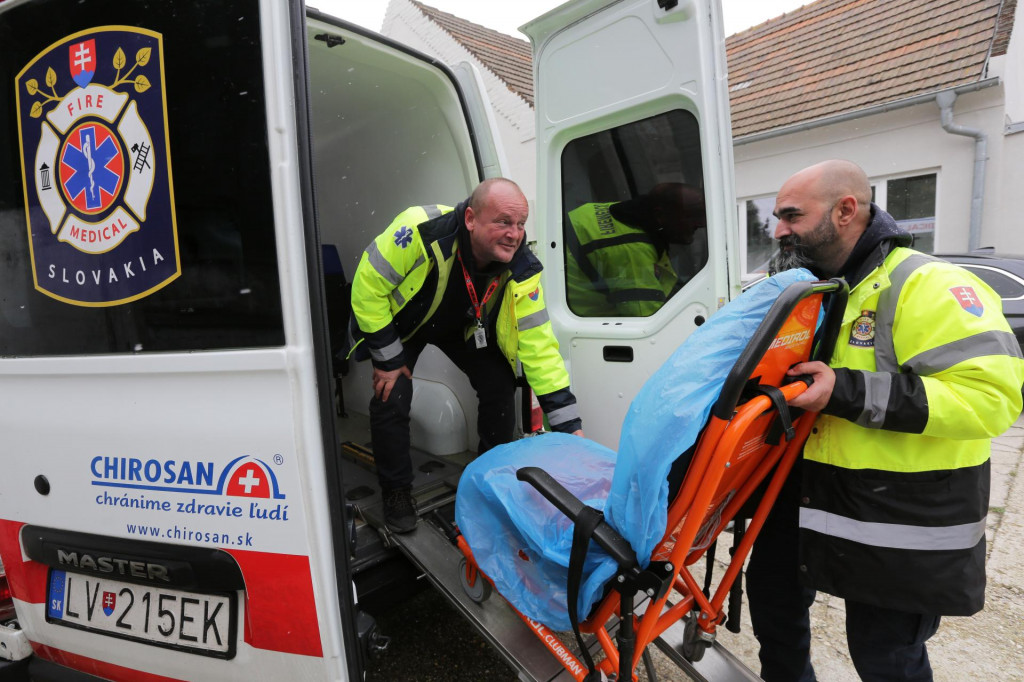 Záchranári z občianskeho združenia Firemedical v Humanitárnom centre Gabčíkovo zabezpečovali aj prevozy sanitkou. FOTO: HN/Peter Mayer

