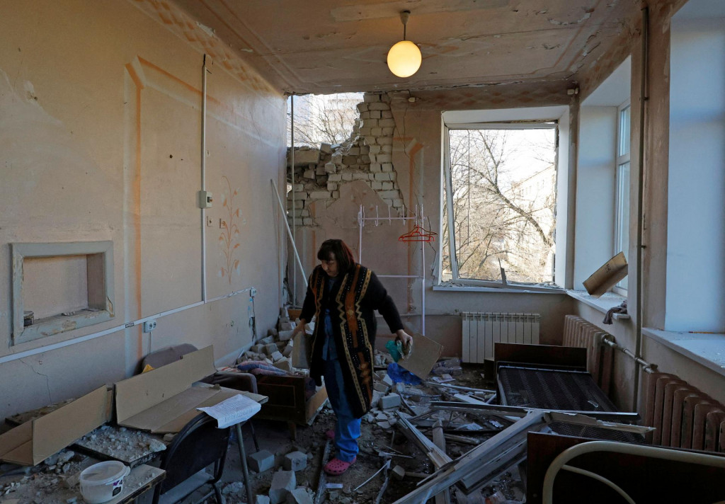 Hlavná sestra Svetlana odstraňuje trosky z nemocničného oddelenia. Rusi často zámerne atakovali aj civilné ciele. FOTO: REUTERS