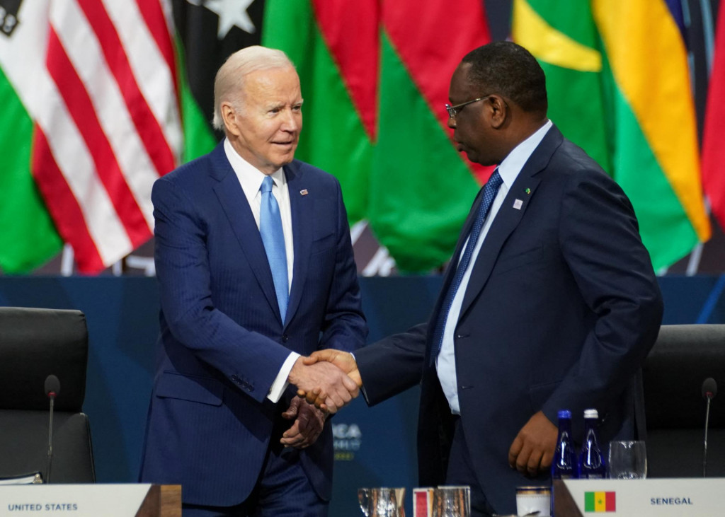 

Prezident USA Joe Biden a prezident Senegalu Macky Sall si podávajú ruky na summite lídrov USA a Afriky. FOTO: Reuters