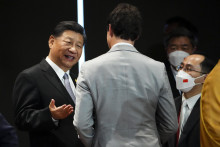 Kanadský premiér Justin Trudeau a čínsky prezident Si Ťin-pching (vľavo). FOTO TASR/AP