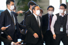Japonský minister obrany Jasukazu Hamada prichádza do svojho úradu v Tokiu. FOTO: TASR/AP