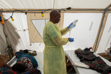 Zdravotná sestra sa pripravuje na podanie séra pacientom s cholerou v novom centre na liečbu cholery v Kongu. FOTO: Reuters