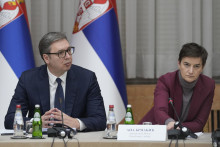 Srbský prezident Aleksandar Vučič (vľavo) a srbská premiérka Ana Brnabičová. FOTO: TASR/AP