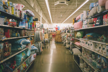 Obchody v Amerike sú otvorené 24 hodín denne, vo Walmarte dokážu nakúpiť všetko.
